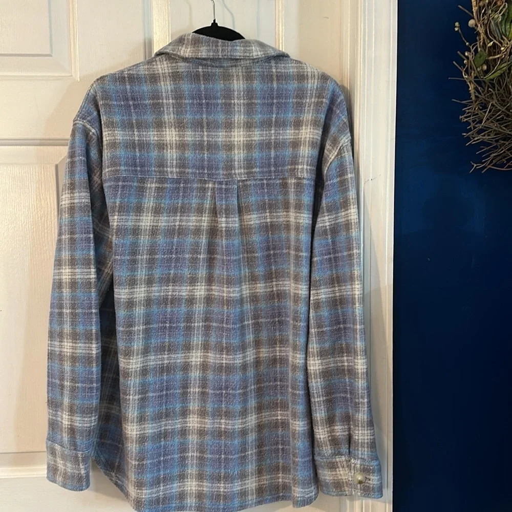 Women’s American Eagle AE Oversized Plaid Blue & Gray Fleece Shacket Size Medium - Picture 7 of 8